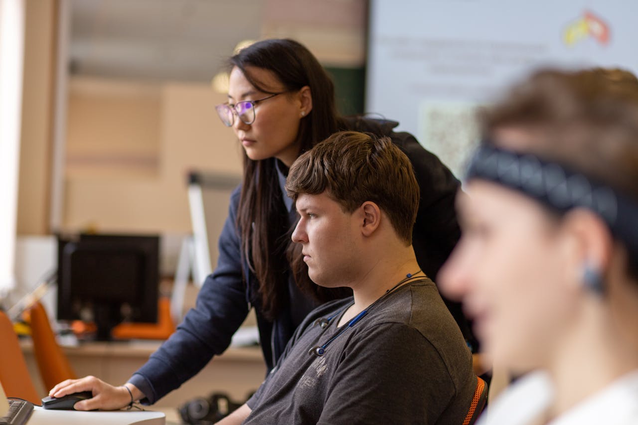 Admissions support staff helping a student. Photo by Михаил Крамор on Pexels.com.